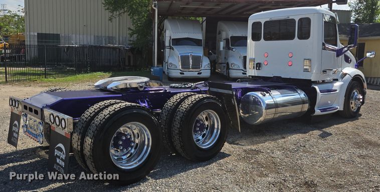 image for item DT5281 2019 Peterbilt 579 semi truck