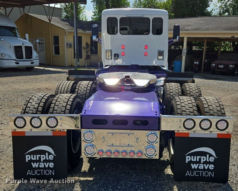 image for item DT5281 2019 Peterbilt 579 semi truck