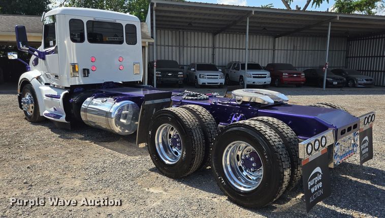 image for item DT5281 2019 Peterbilt 579 semi truck