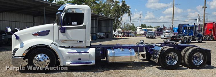 image for item DT5281 2019 Peterbilt 579 semi truck