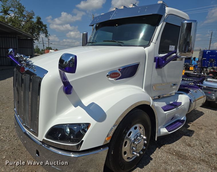 image for item DT5281 2019 Peterbilt 579 semi truck