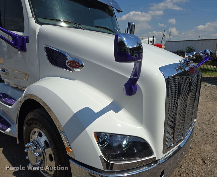 image for item DT5281 2019 Peterbilt 579 semi truck