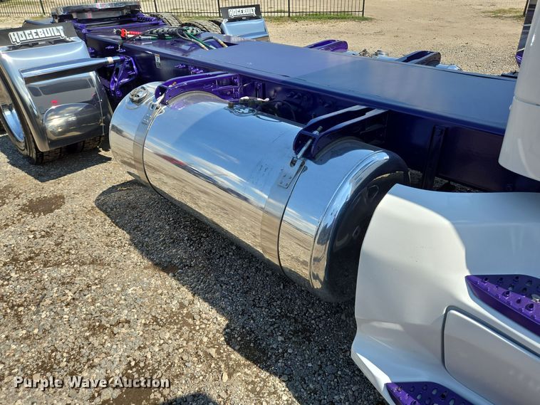 image for item DT5281 2019 Peterbilt 579 semi truck