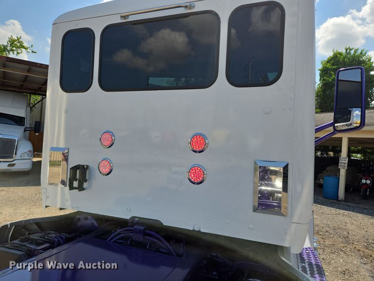 image for item DT5281 2019 Peterbilt 579 semi truck