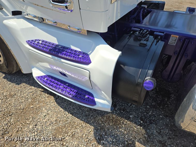 image for item DT5281 2019 Peterbilt 579 semi truck