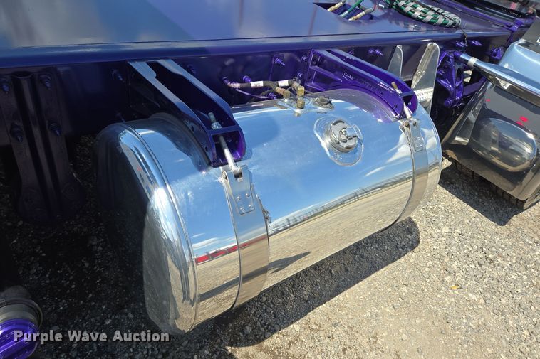 image for item DT5281 2019 Peterbilt 579 semi truck