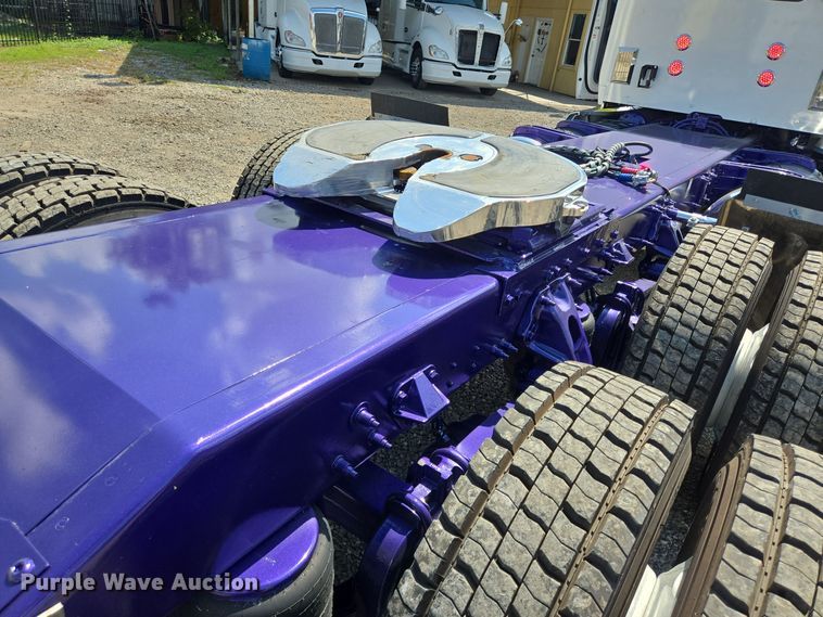 image for item DT5281 2019 Peterbilt 579 semi truck