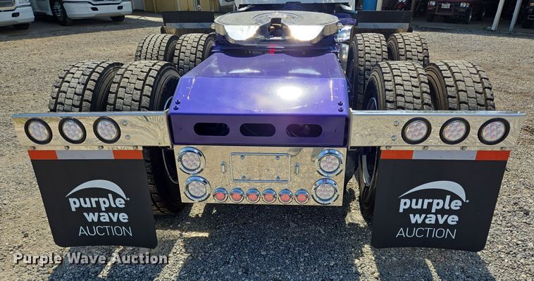 image for item DT5281 2019 Peterbilt 579 semi truck