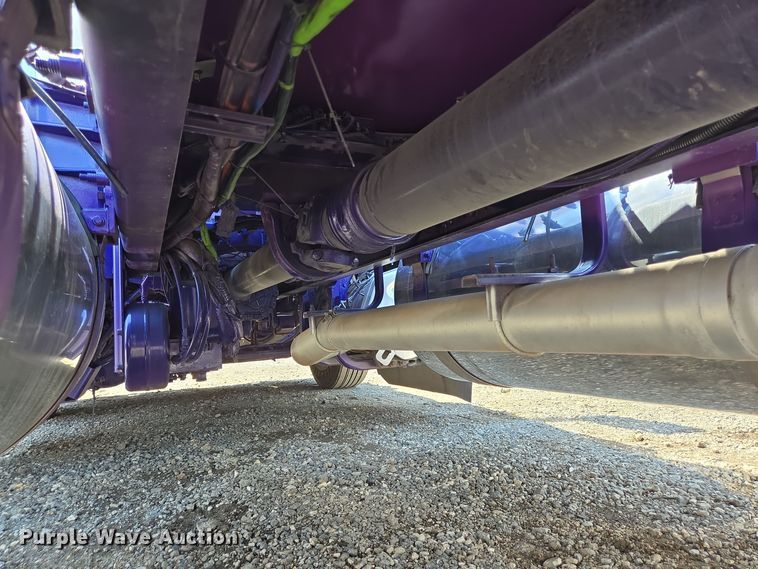 image for item DT5281 2019 Peterbilt 579 semi truck