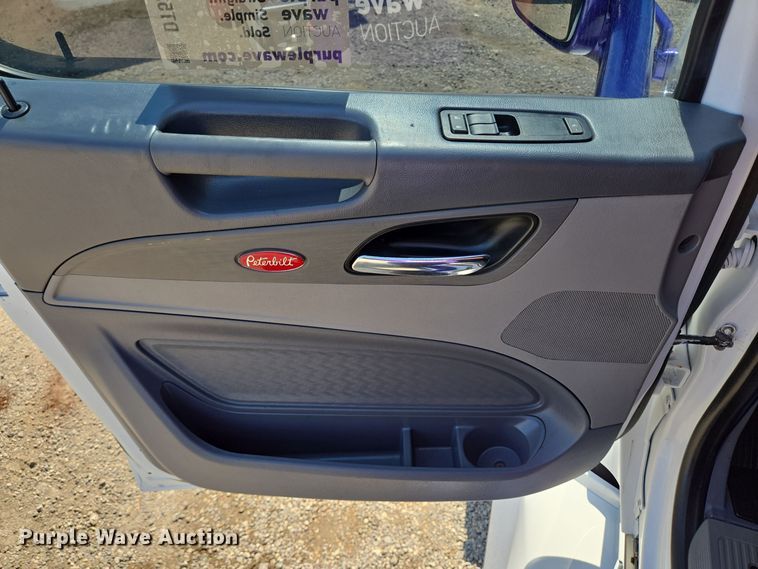 image for item DT5281 2019 Peterbilt 579 semi truck
