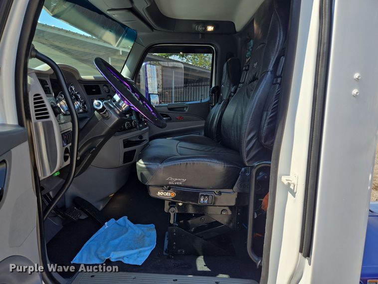 image for item DT5281 2019 Peterbilt 579 semi truck