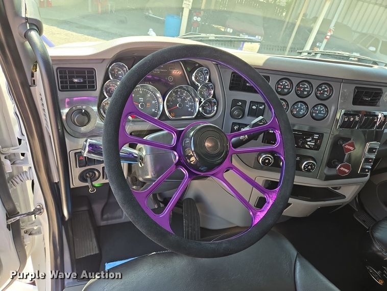 image for item DT5281 2019 Peterbilt 579 semi truck