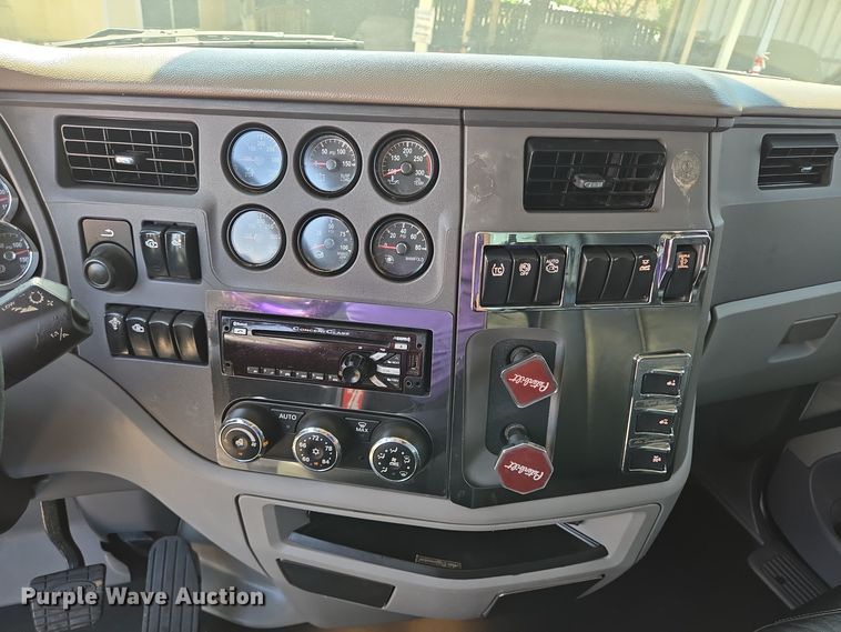 image for item DT5281 2019 Peterbilt 579 semi truck