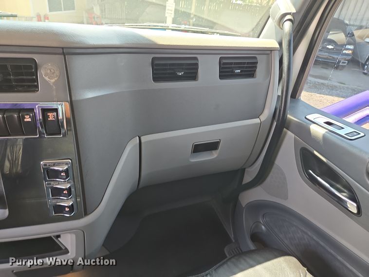 image for item DT5281 2019 Peterbilt 579 semi truck