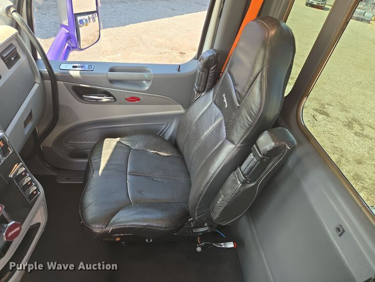 image for item DT5281 2019 Peterbilt 579 semi truck