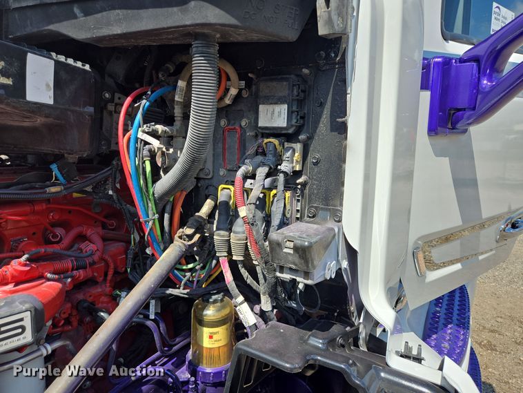 image for item DT5281 2019 Peterbilt 579 semi truck