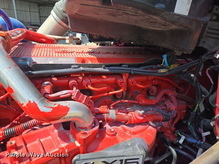 image for item DT5281 2019 Peterbilt 579 semi truck