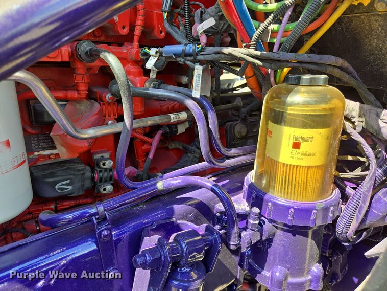 image for item DT5281 2019 Peterbilt 579 semi truck