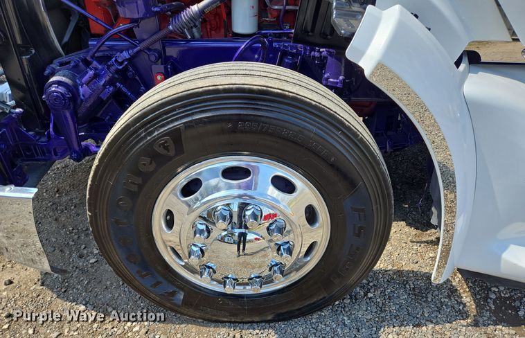 image for item DT5281 2019 Peterbilt 579 semi truck