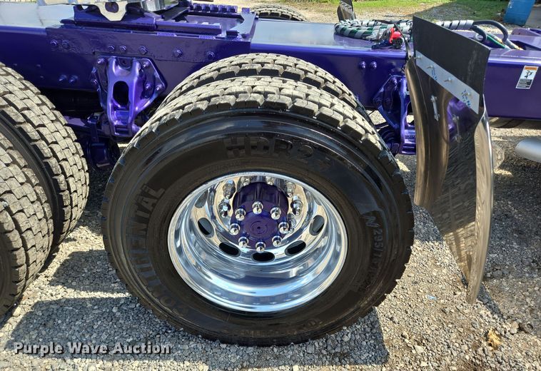 image for item DT5281 2019 Peterbilt 579 semi truck