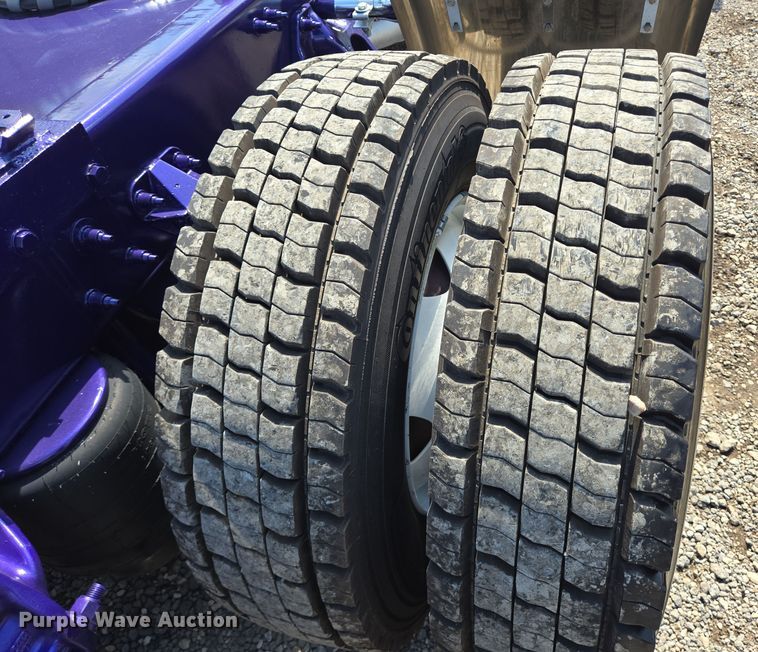 image for item DT5281 2019 Peterbilt 579 semi truck