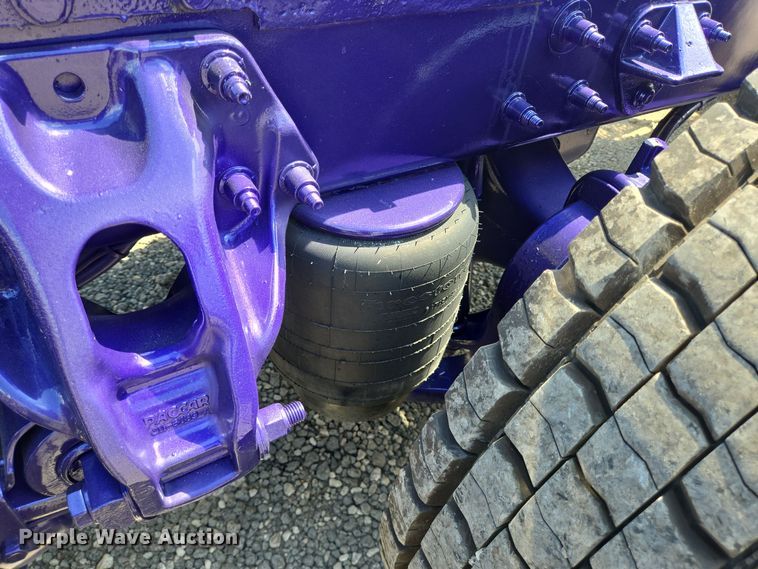 image for item DT5281 2019 Peterbilt 579 semi truck