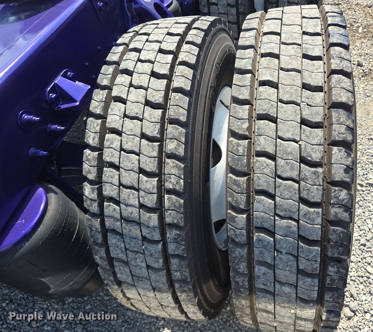 image for item DT5281 2019 Peterbilt 579 semi truck