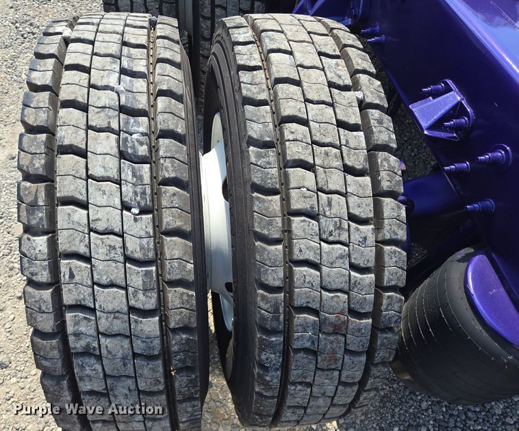 image for item DT5281 2019 Peterbilt 579 semi truck