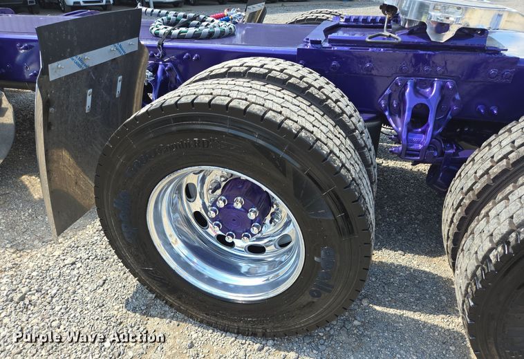 image for item DT5281 2019 Peterbilt 579 semi truck