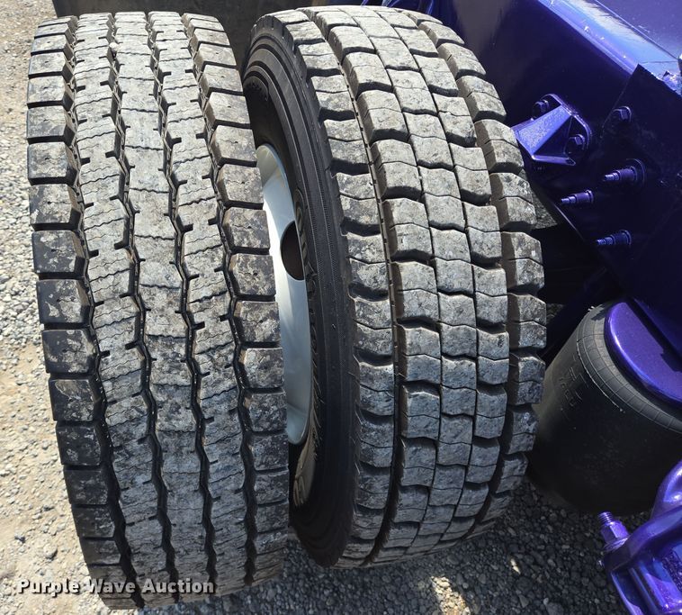 image for item DT5281 2019 Peterbilt 579 semi truck