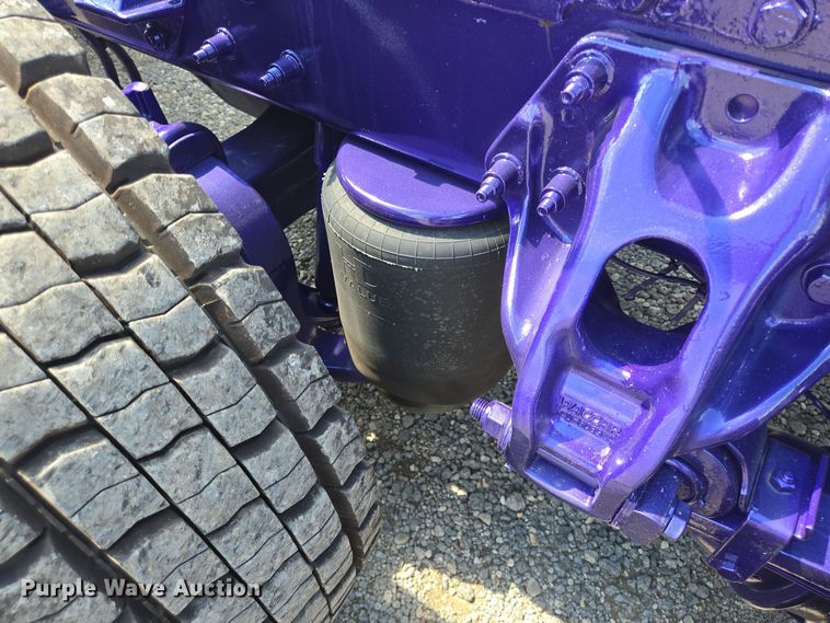 image for item DT5281 2019 Peterbilt 579 semi truck