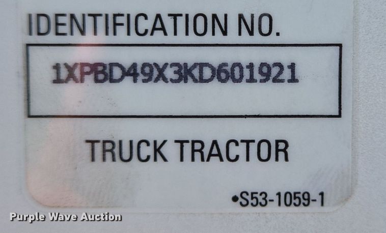 image for item DT5281 2019 Peterbilt 579 semi truck