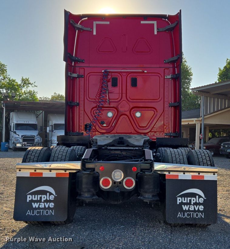 image for item DT5286 2022 Freightliner  Cascadia  semi truck