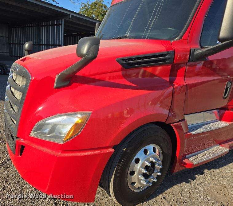 image for item DT5286 2022 Freightliner  Cascadia  semi truck