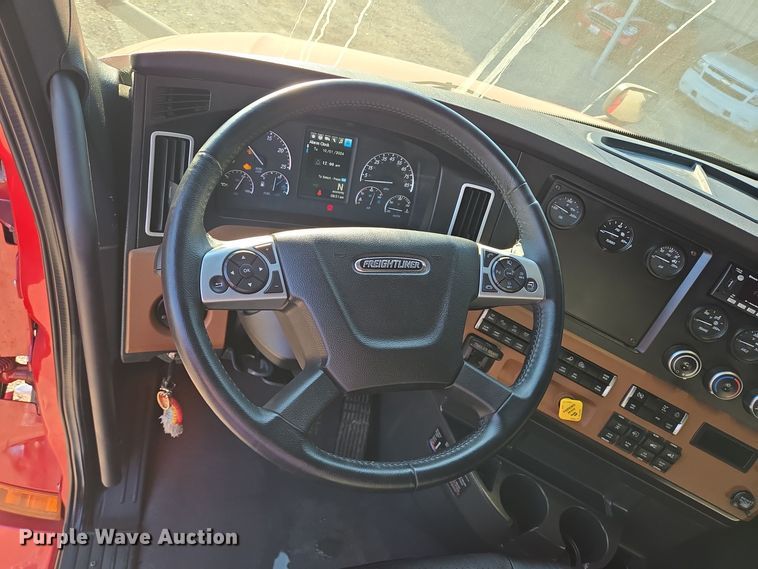 image for item DT5286 2022 Freightliner  Cascadia  semi truck