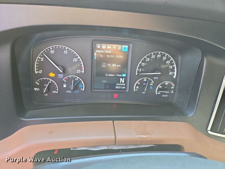 image for item DT5286 2022 Freightliner  Cascadia  semi truck