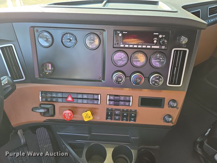 image for item DT5286 2022 Freightliner  Cascadia  semi truck