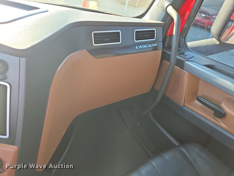 image for item DT5286 2022 Freightliner  Cascadia  semi truck