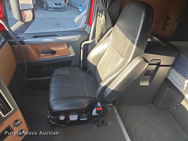 image for item DT5286 2022 Freightliner  Cascadia  semi truck