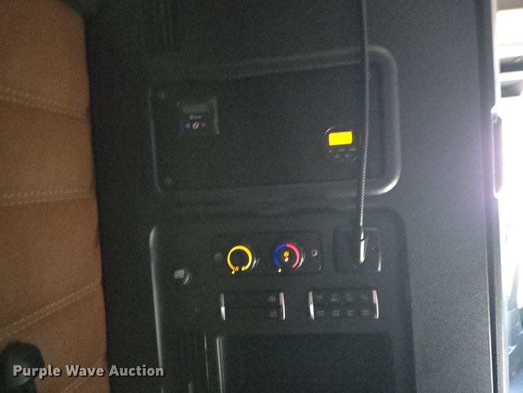 image for item DT5286 2022 Freightliner  Cascadia  semi truck