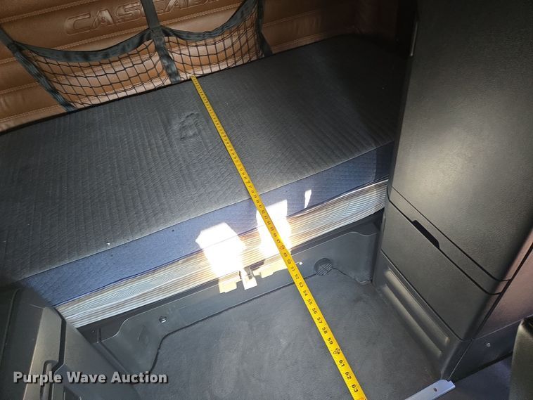 image for item DT5286 2022 Freightliner  Cascadia  semi truck