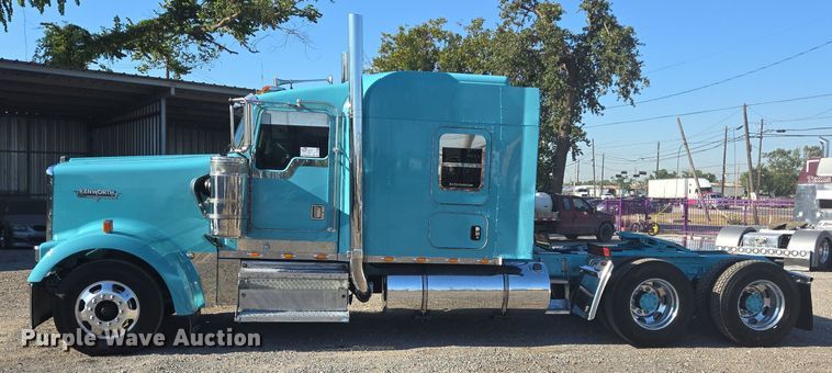 image for item DT5287 2001 Kenworth  W900 semi truck