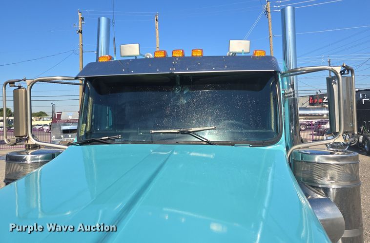 image for item DT5287 2001 Kenworth  W900 semi truck