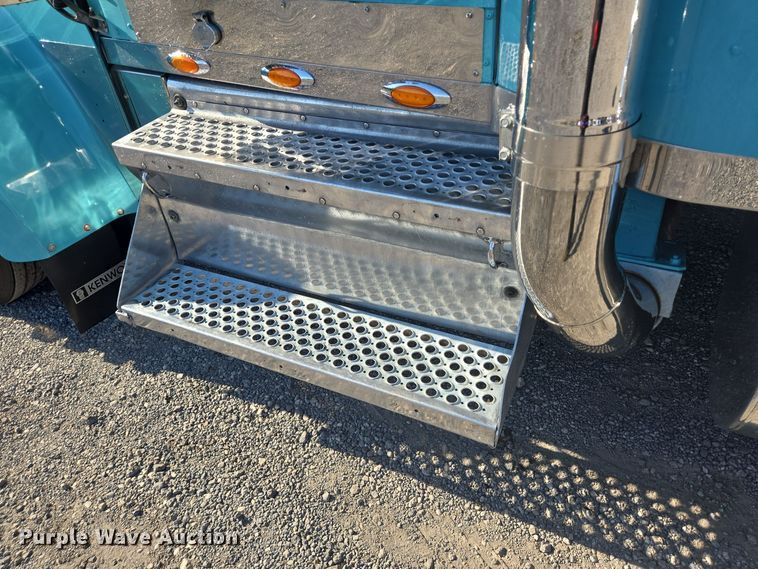 image for item DT5287 2001 Kenworth  W900 semi truck