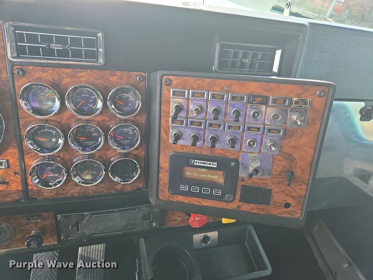 image for item DT5287 2001 Kenworth  W900 semi truck