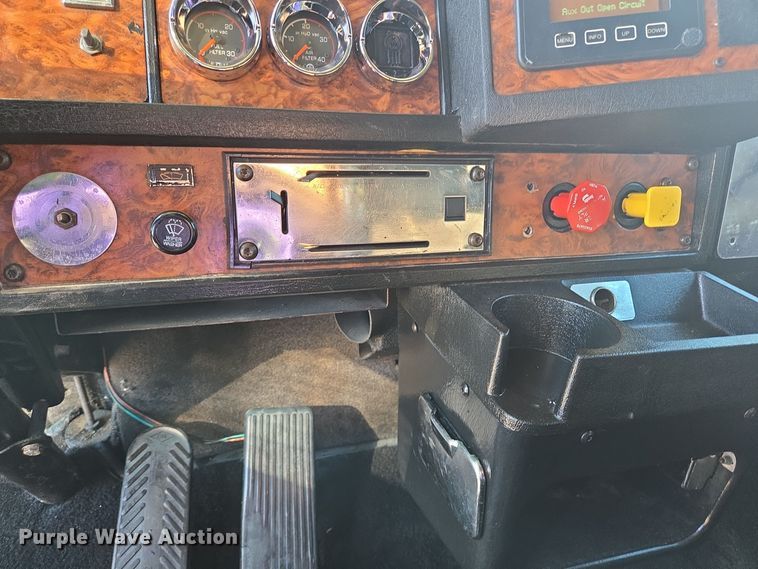 image for item DT5287 2001 Kenworth  W900 semi truck