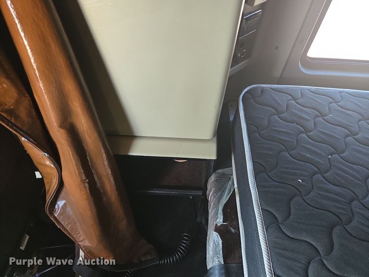 image for item DT5287 2001 Kenworth  W900 semi truck