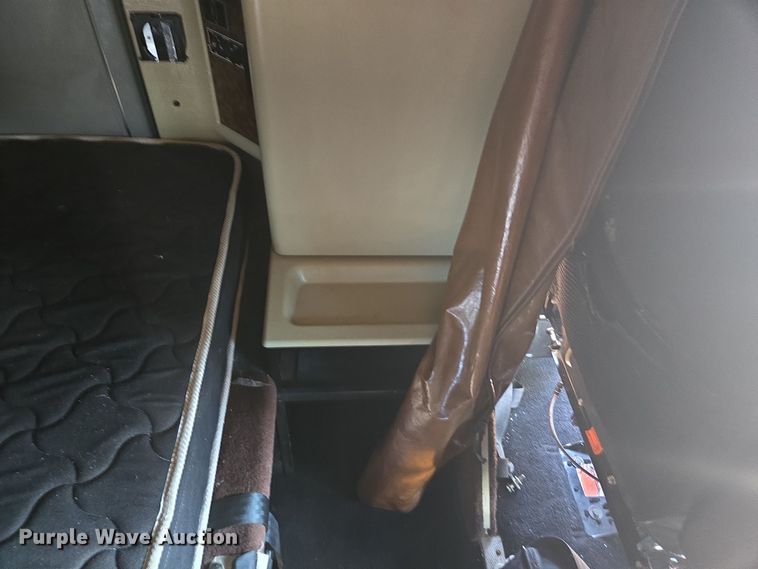 image for item DT5287 2001 Kenworth  W900 semi truck