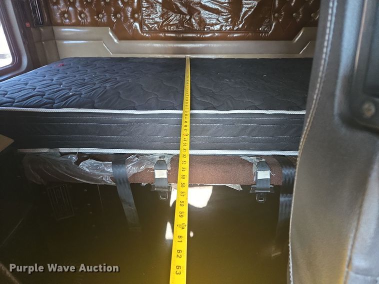 image for item DT5287 2001 Kenworth  W900 semi truck