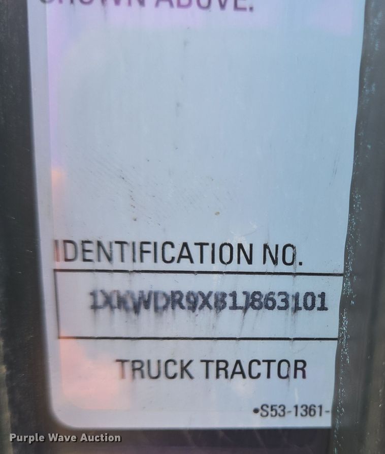 image for item DT5287 2001 Kenworth  W900 semi truck